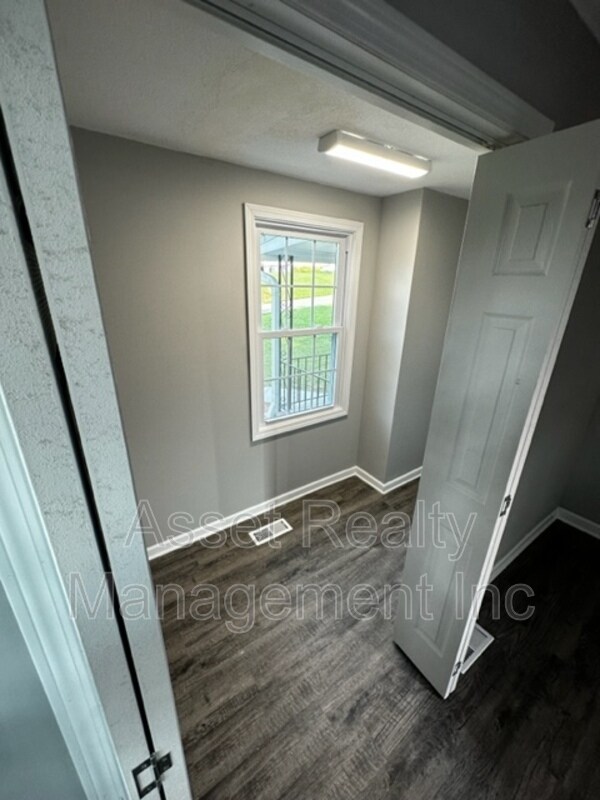 Building Photo - 2208 Sanderson Rd