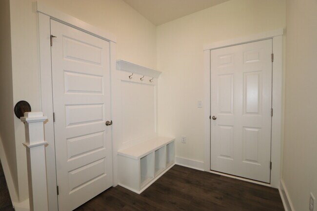 Building Photo - 493 Clark Creek Ln