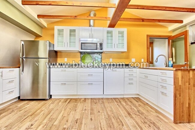 Building Photo - Studio With Huge Bonus Room Available Octo...