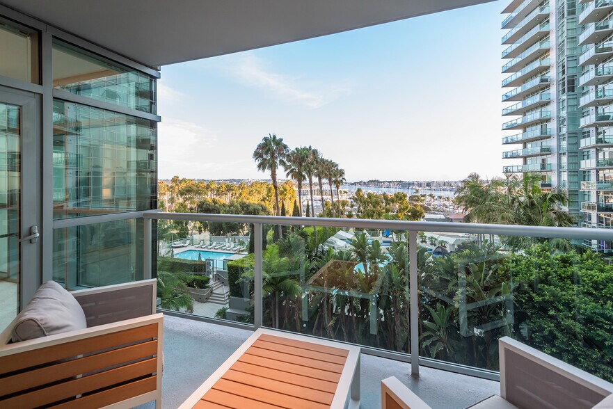 Building Photo - 13650 marina pointe Dr