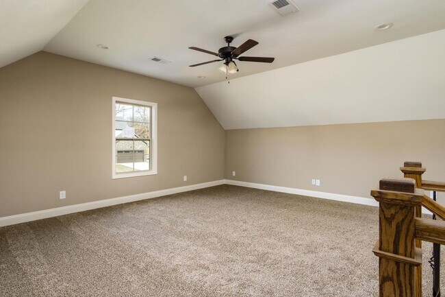 Building Photo - Pet Friendly Three Bedroom with Bonus!