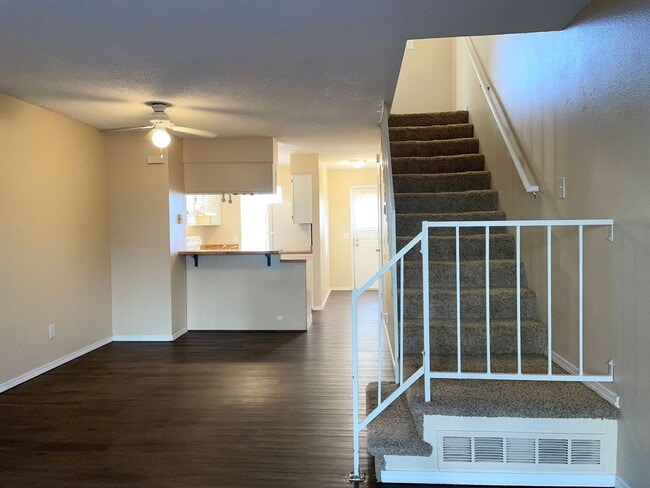 Building Photo - 2 BEDROOM TOWNHOME IN A PRIME LOCATION!!