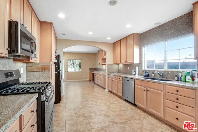 Building Photo - 2623 S Beverly Dr