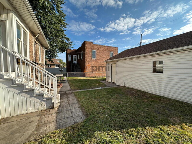 Building Photo - 2123 Davis Ave