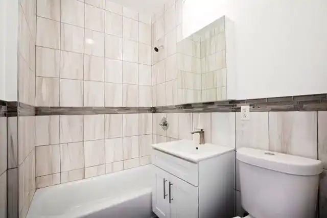 Building Photo - Private Bedroom in a 4 bedroom / 2 bathroo...