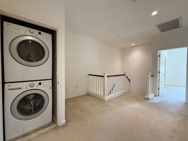 Building Photo - Beautiful and Modern 3 Bedroom 2.5 Bath Townhome in Montecito Vista Area