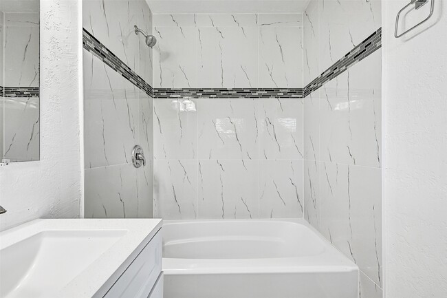 Building Photo - 2328 Wimcrest St