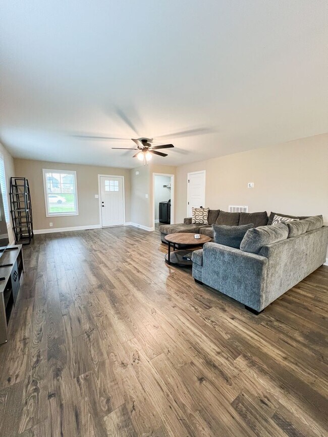 Building Photo - Move-In Specials Available! Beautiful Sing...