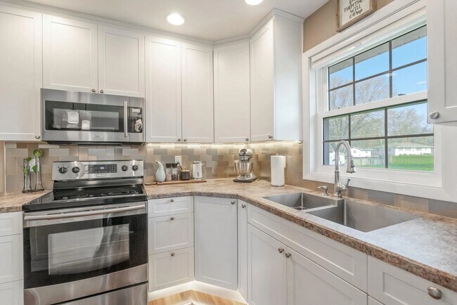Building Photo - 1429 Columbus Dr