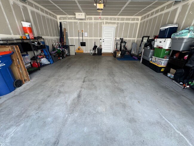 Building Photo - Modern 3-Bed, 2-Bath Townhome with Spaciou...
