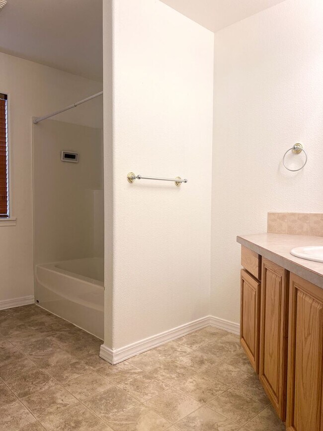 Building Photo - 3BD/2BA HOME W/GARAGE IN LEBANON