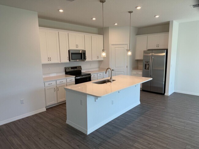 Building Photo - Brand NEW - never used appliances - 4 bedr...