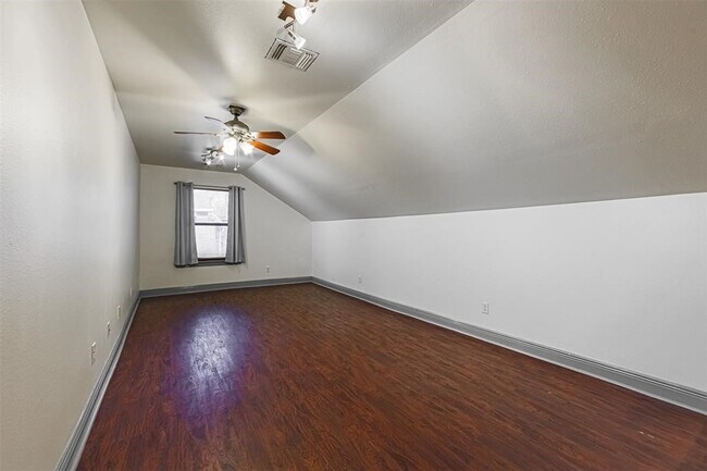 Building Photo - 6203 Oak Bay Dr