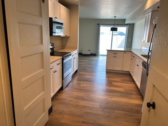 Building Photo - 3 Bed / 2.5 Bath Townhouse with Fenced Yard – Great Kalispell Location!
