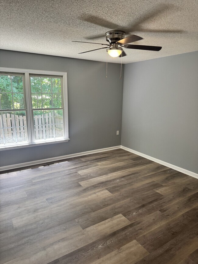 Building Photo - 117 Mary Cir