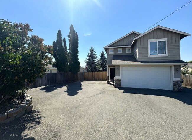 Building Photo - Spacious 4 Bed, 2.5 Bath Home!