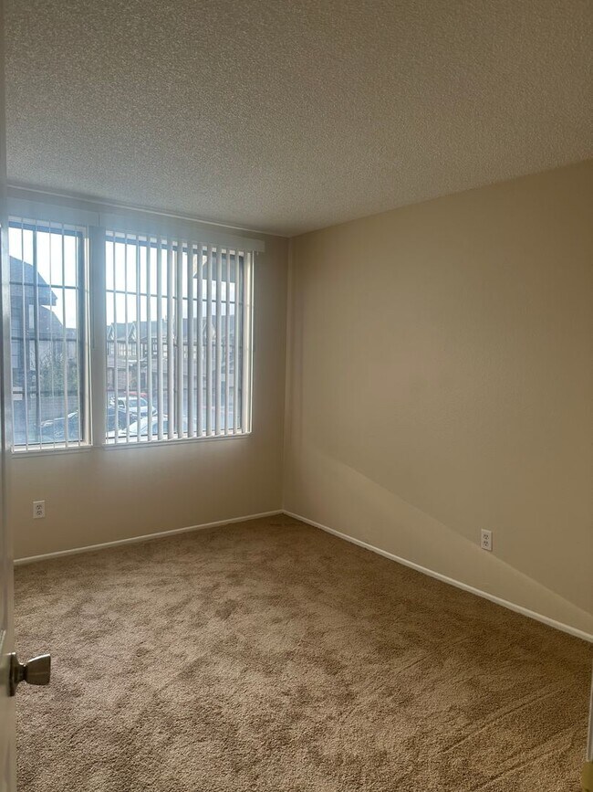 Building Photo - Charming 3-Bed/2.5-Bath Townhome with 2-Car Garage in Garden Grove