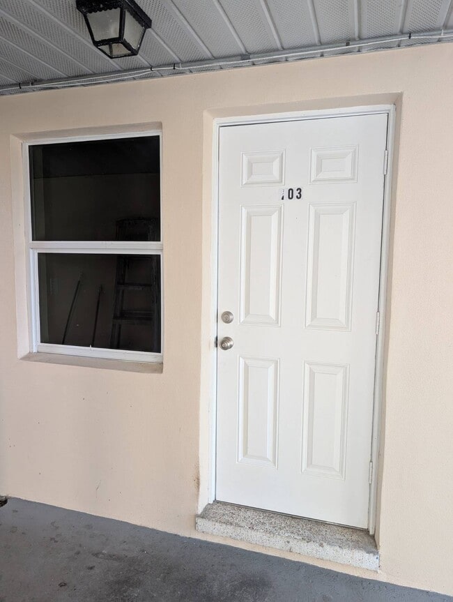 Building Photo - 815 NW River Shores Blvd