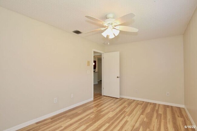 Building Photo - Cozy 3/2 Split Floorplan Home with a Spaci...