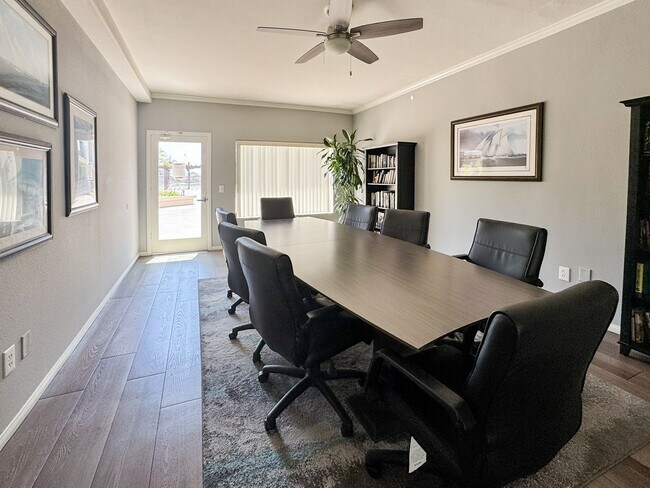 Building Photo - Beautiful Furnished 1 Bedroom, 1.5 Bath Co...