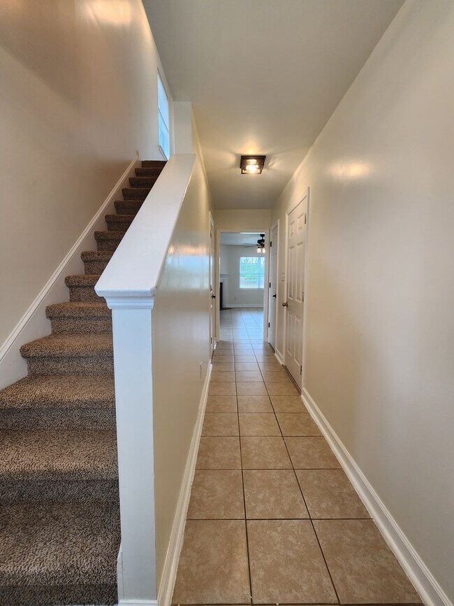 Building Photo - 208 Lockwood Ct