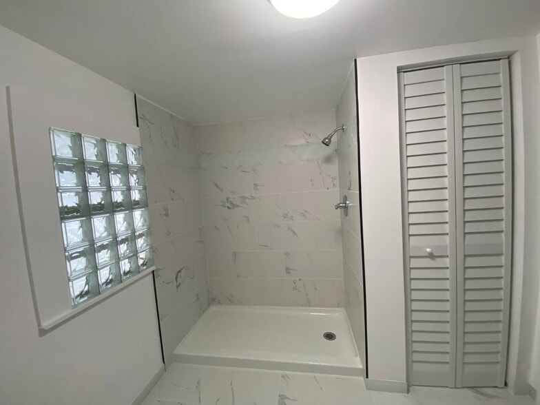 Building Photo - 12 Shoreland Dr