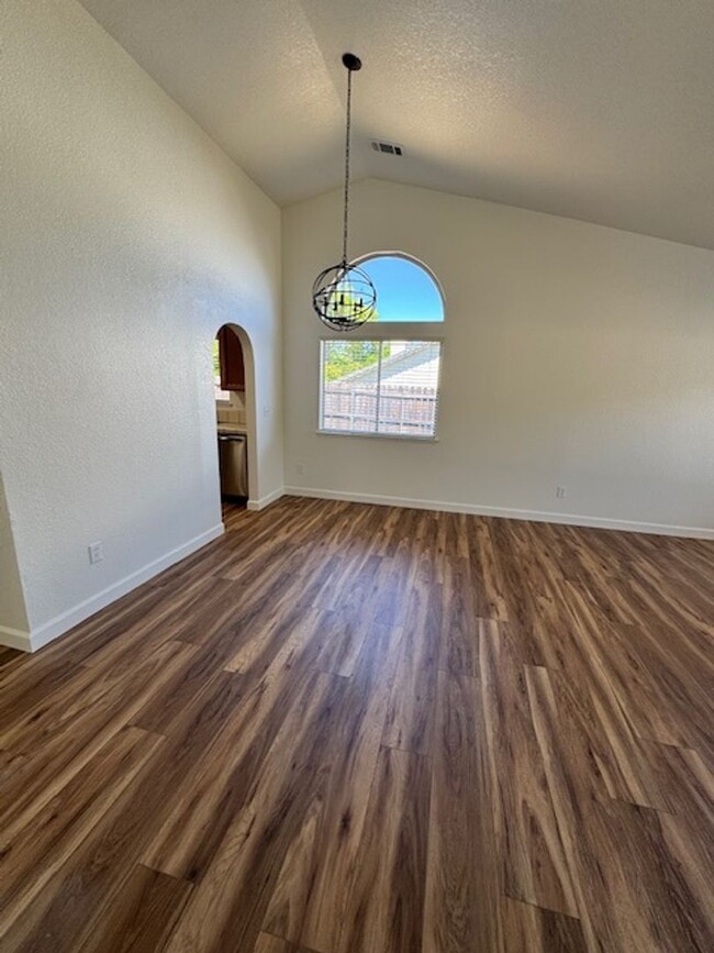 Building Photo - North Hilltop 3 Bedroom Home AVAILABLE FOR...
