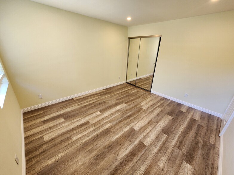 Building Photo - 420 Riverdale Dr