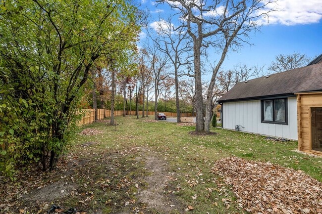 Building Photo - 15160 W Oak Spring Rd