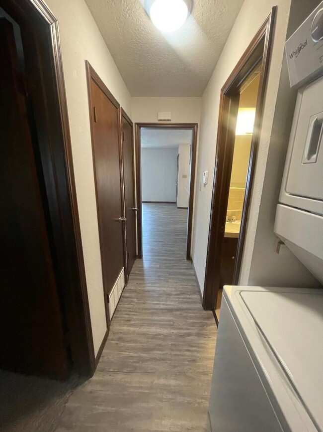 Building Photo - ADORABLE 2 BEDROOM 1 BATHROOM DUPLEX