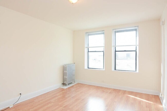 Building Photo - 3335 W Diversey Ave