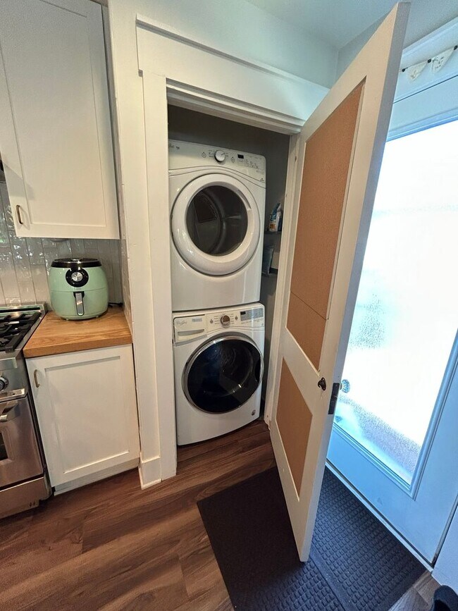 Building Photo - Gorgeous updated furnished cottage!