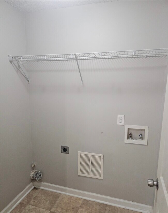 Building Photo - 670 Burtons Cove