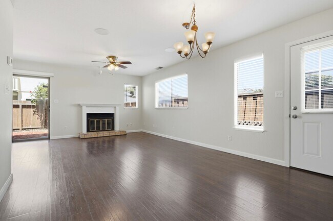 Building Photo - Great 3 Bedroom Townhome with Garage!