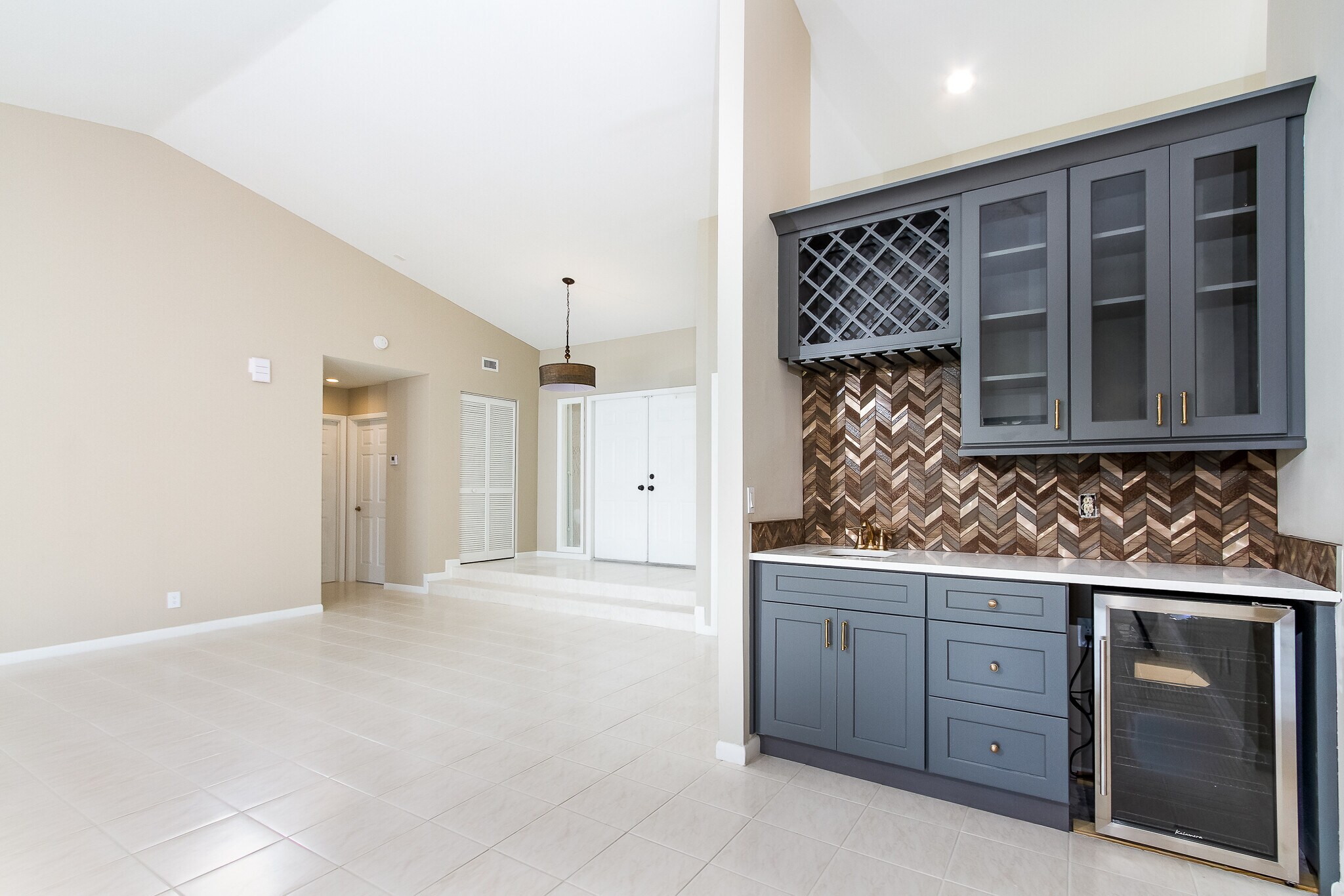 Moden wet bar - 8555 Eagle Run Dr