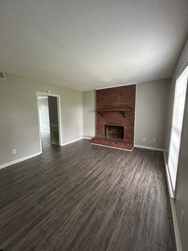 Building Photo - Great townhouse available!!!!!
