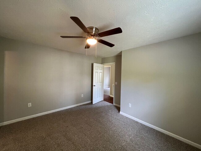 Building Photo - 3 br, 2 bath House - 742 Eaglesham Dr.