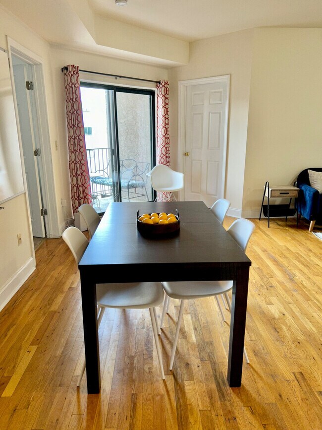 Building Photo - 416 Madison St