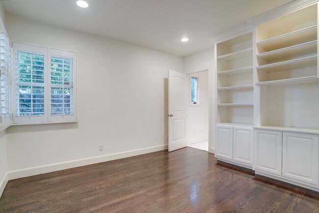 Building Photo - Beautiful 4 Bed/4 Bath Family Home w/pool Available Now!!