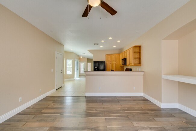 Building Photo - Spacious & Beautiful 3-Bedroom Home in Gat...