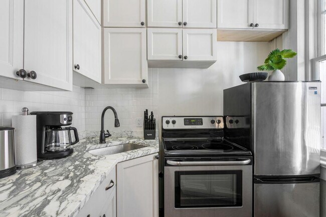 Building Photo - 715 St Charles Ave