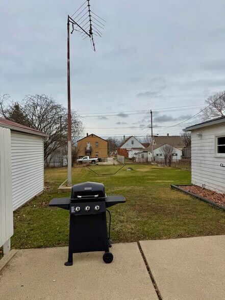 Building Photo - 2642 S 69th St