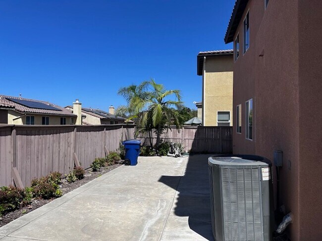 Building Photo - Excellent Extended Family home!