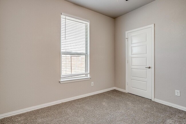 Building Photo - Move in Ready