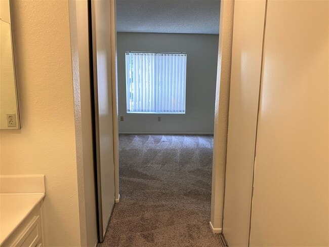 Building Photo - Mira Mesa Top Floor Dual Master Condo!