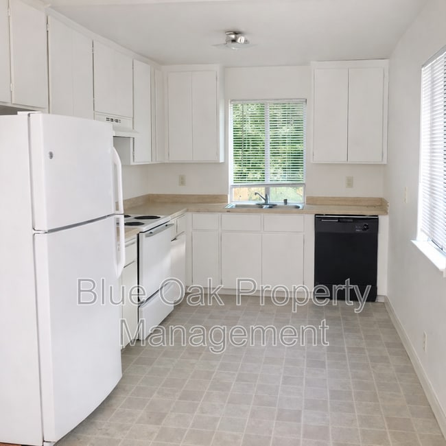 Building Photo - 635 Ivy St