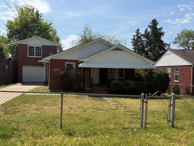 Building Photo - Large Home in Great Area