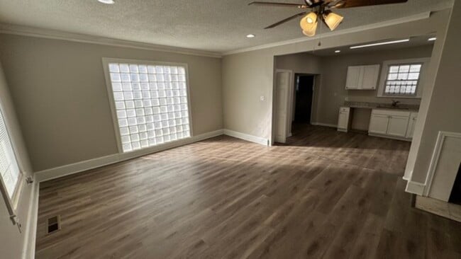 Building Photo - 1418 Snowden Ave