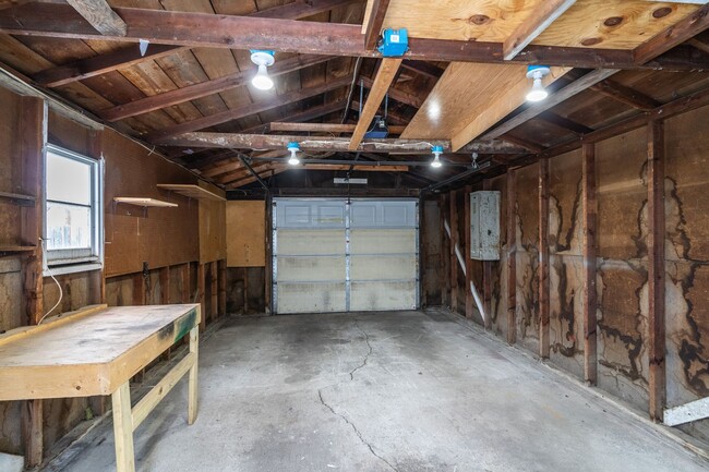 Building Photo - 3 Bedroom 2 Bath Home with Fenced in Backyard!