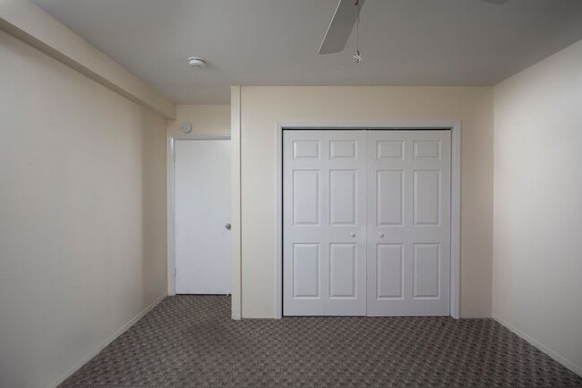 Building Photo - 3 Bedroom 2 Bathroom unfurnished Condo pool view